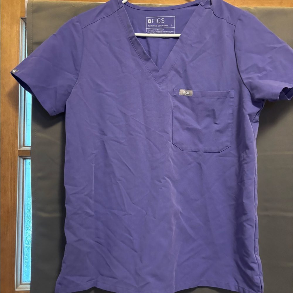 FIGS Women’s Amethyst Catarina Scrub top SMALL